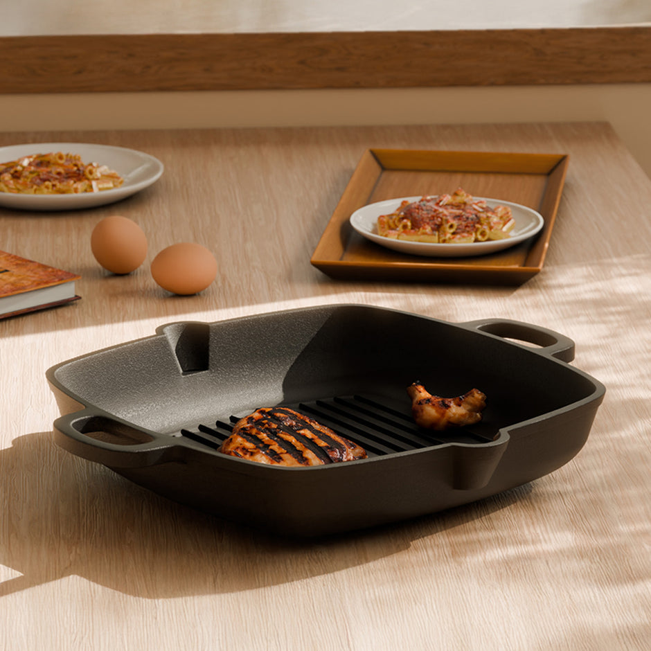Lifelong 260mm Cast Iron Grill Pan – Pre-Seasoned, Non-Stick, with Wooden Spatula, 2L Capacity