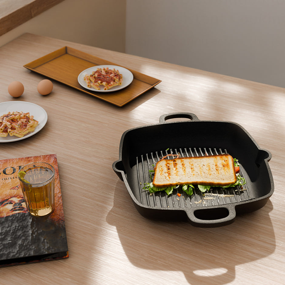 Lifelong 260mm Cast Iron Grill Pan – Pre-Seasoned, Non-Stick, with Wooden Spatula, 2L Capacity